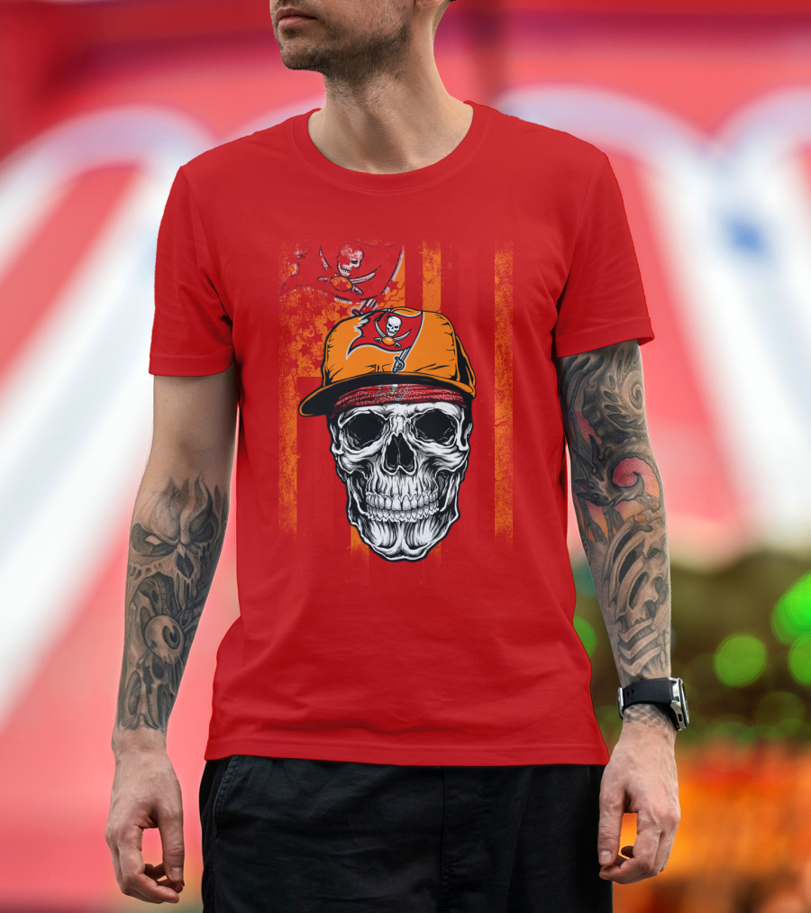 Tampa Bay Buccaneers Skull In Cap With Pirate Flag T-Shirt