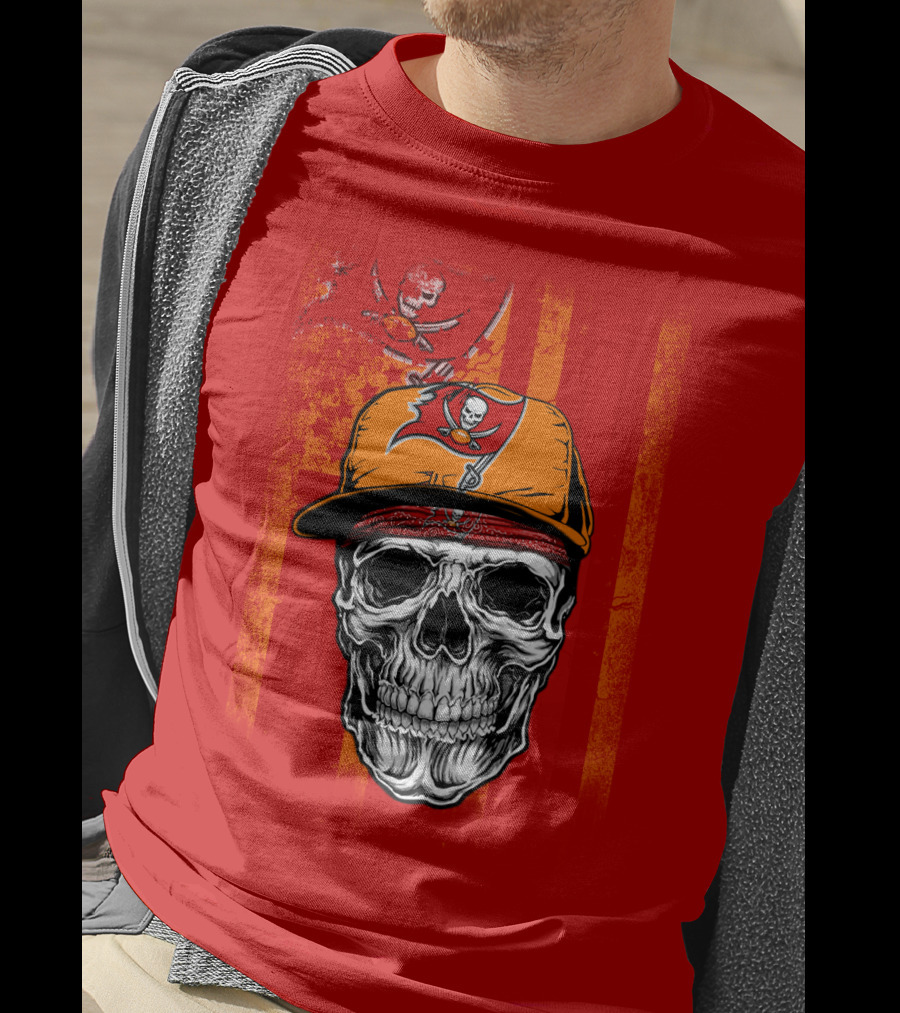 Tampa Bay Buccaneers Skull In Cap With Pirate Flag T-Shirt