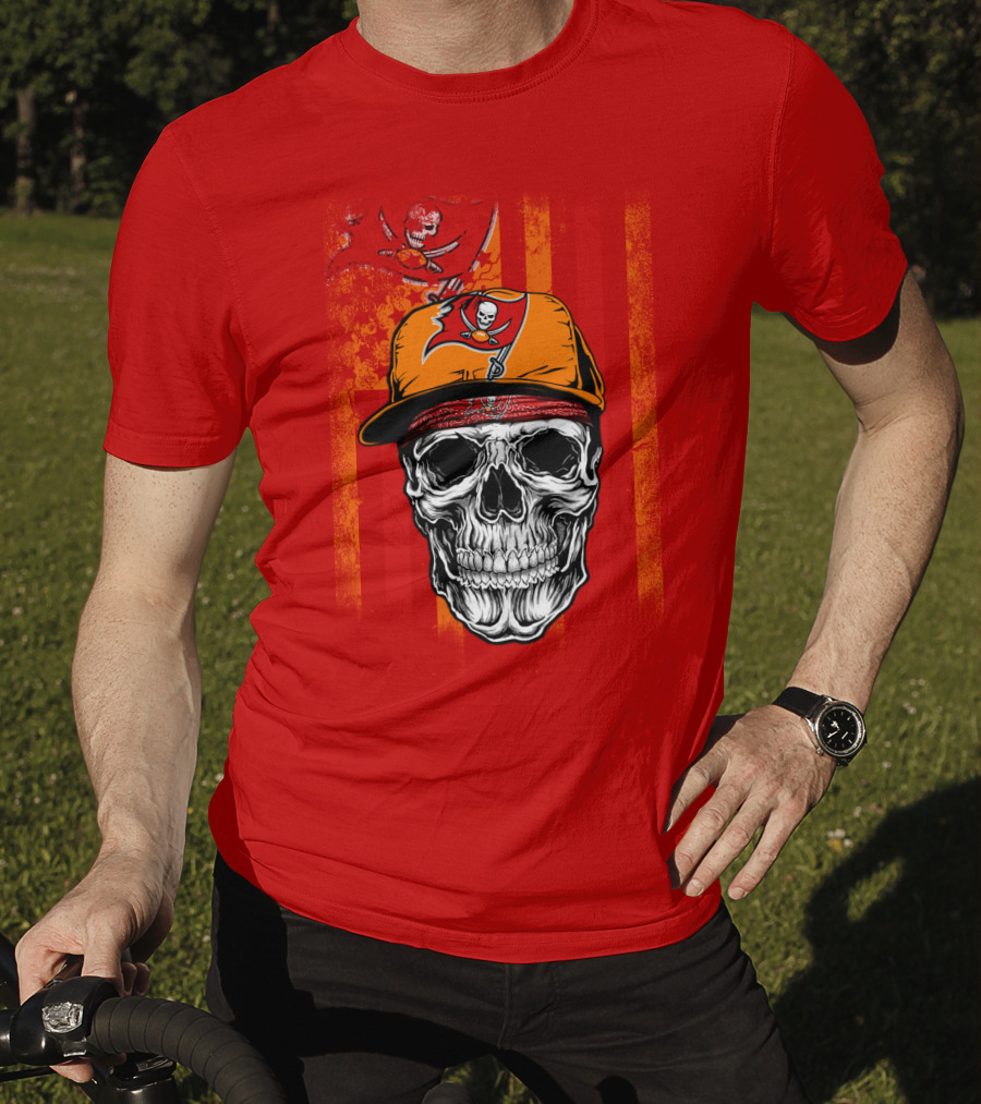 Tampa Bay Buccaneers Skull In Cap With Pirate Flag T-Shirt