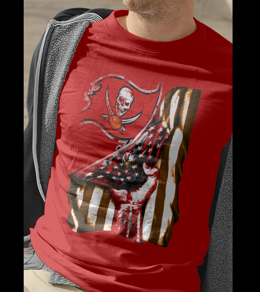 Tampa Bay Buccaneers Skull Flag And Hand With Stars And Stripes T-Shirt