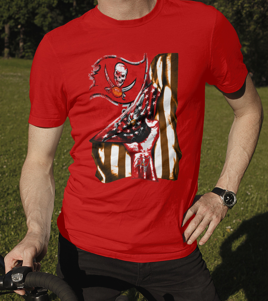 Tampa Bay Buccaneers Skull Flag And Hand With Stars And Stripes T-Shirt
