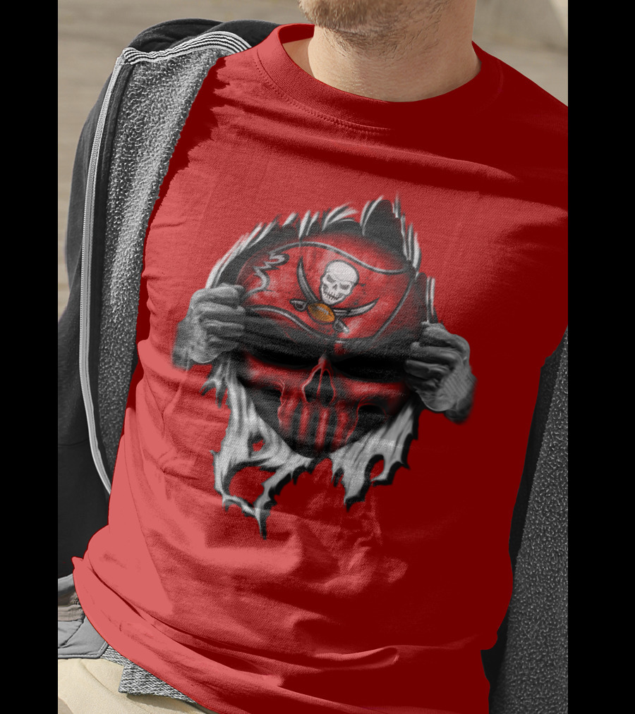 Tampa Bay Buccaneers Skull Face Peeling Back T-Shirt
