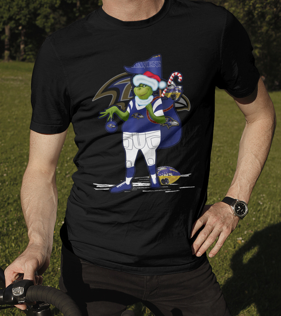 Grinch Santa Holding Candy Cane Bag And Baltimore Ravens Football In Ravens T-Shirt