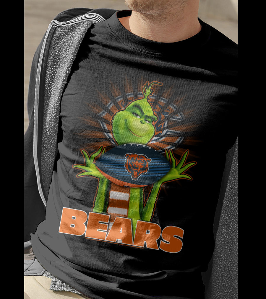 Grinch With Chicago Bears Football T-Shirt