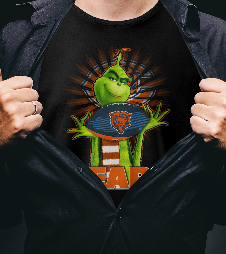 Grinch With Chicago Bears Football T-Shirt