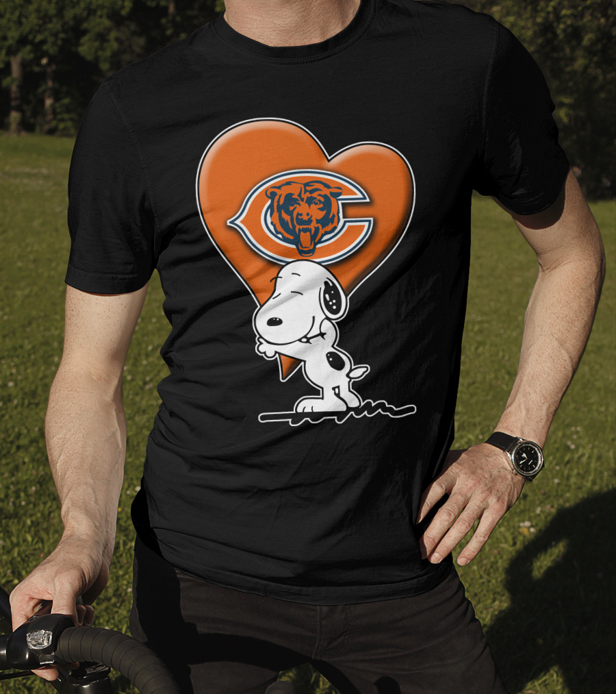 Snoopy Heart Chicago Bears Retro Logo Hug T-Shirt