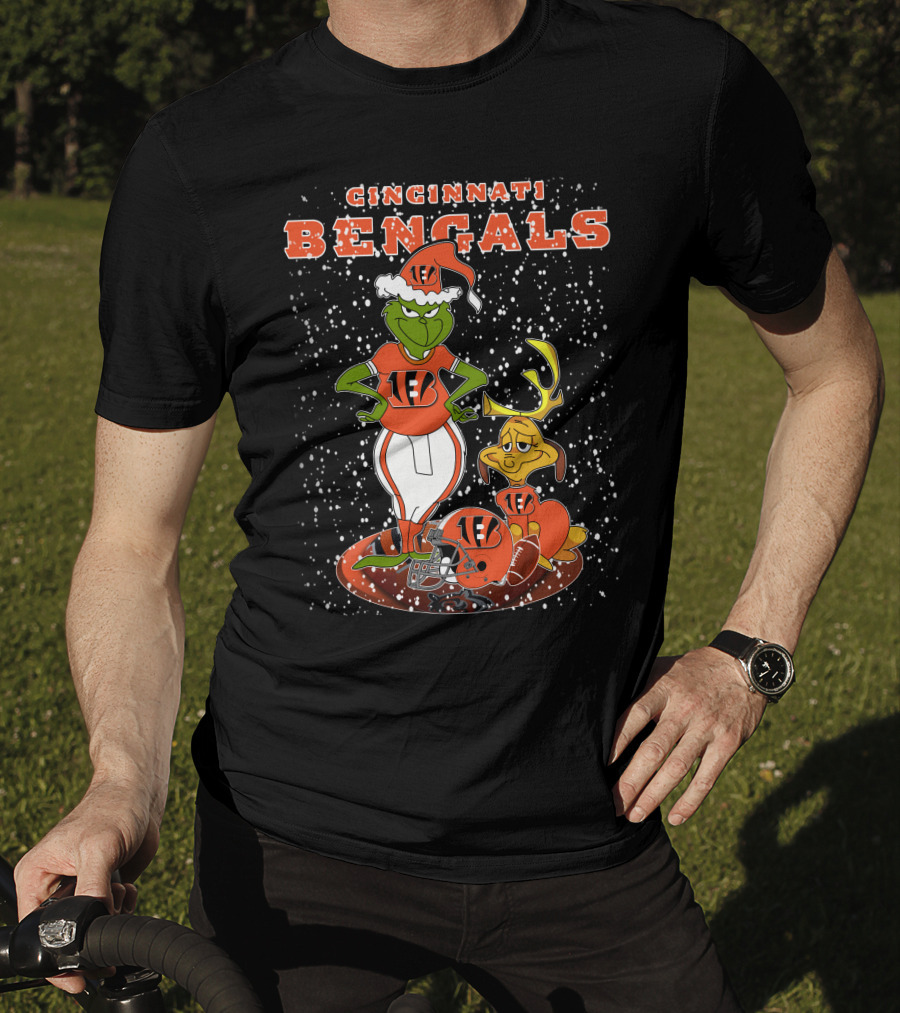 CINCINNATI BENGALS Grinchxmas 1EB Football Snow Scene T-Shirt