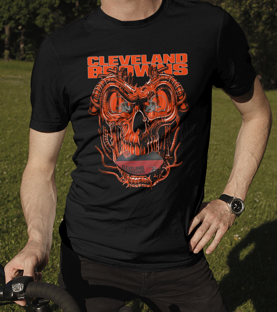 CLEVELAND BROWNS Dragonskull With Team Helmet And Football T-Shirt