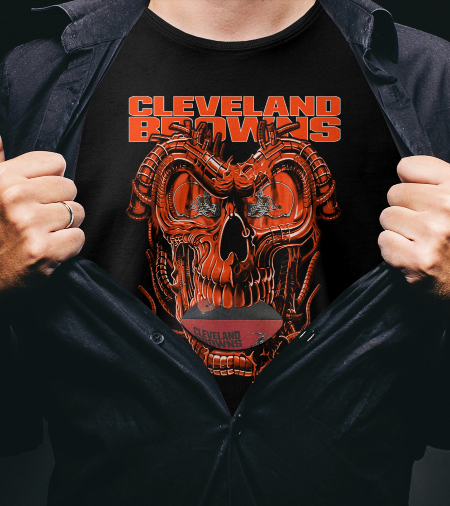 CLEVELAND BROWNS Dragonskull With Team Helmet And Football T-Shirt
