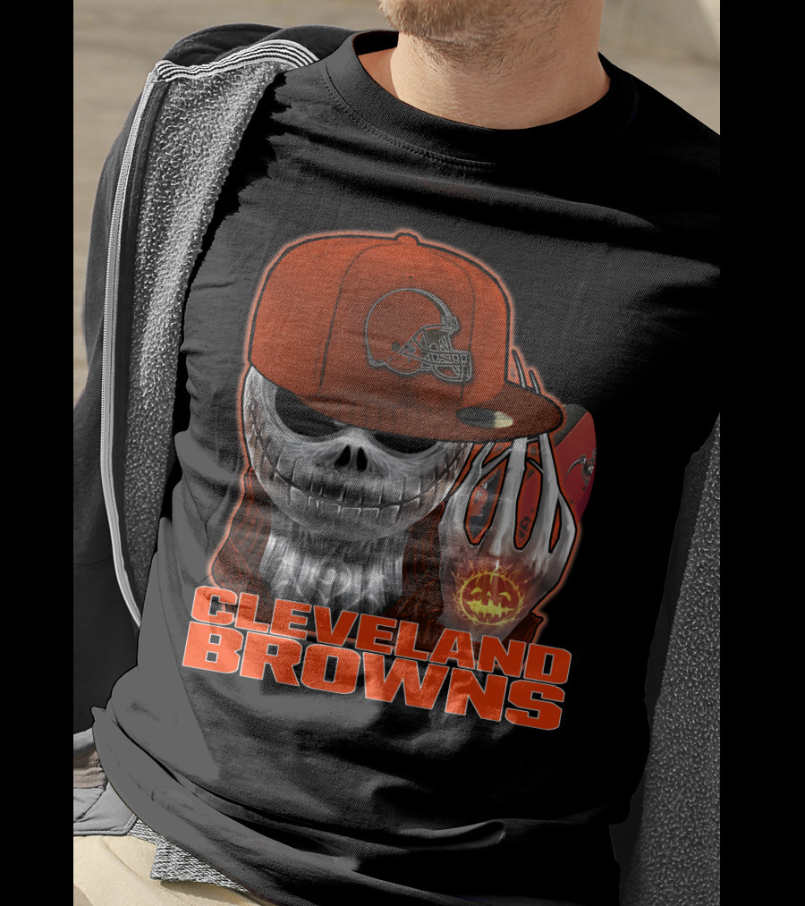Jackskull CLEVELAND BROWNS Skull In Hat And Glowing Pumpkin Football T-Shirt