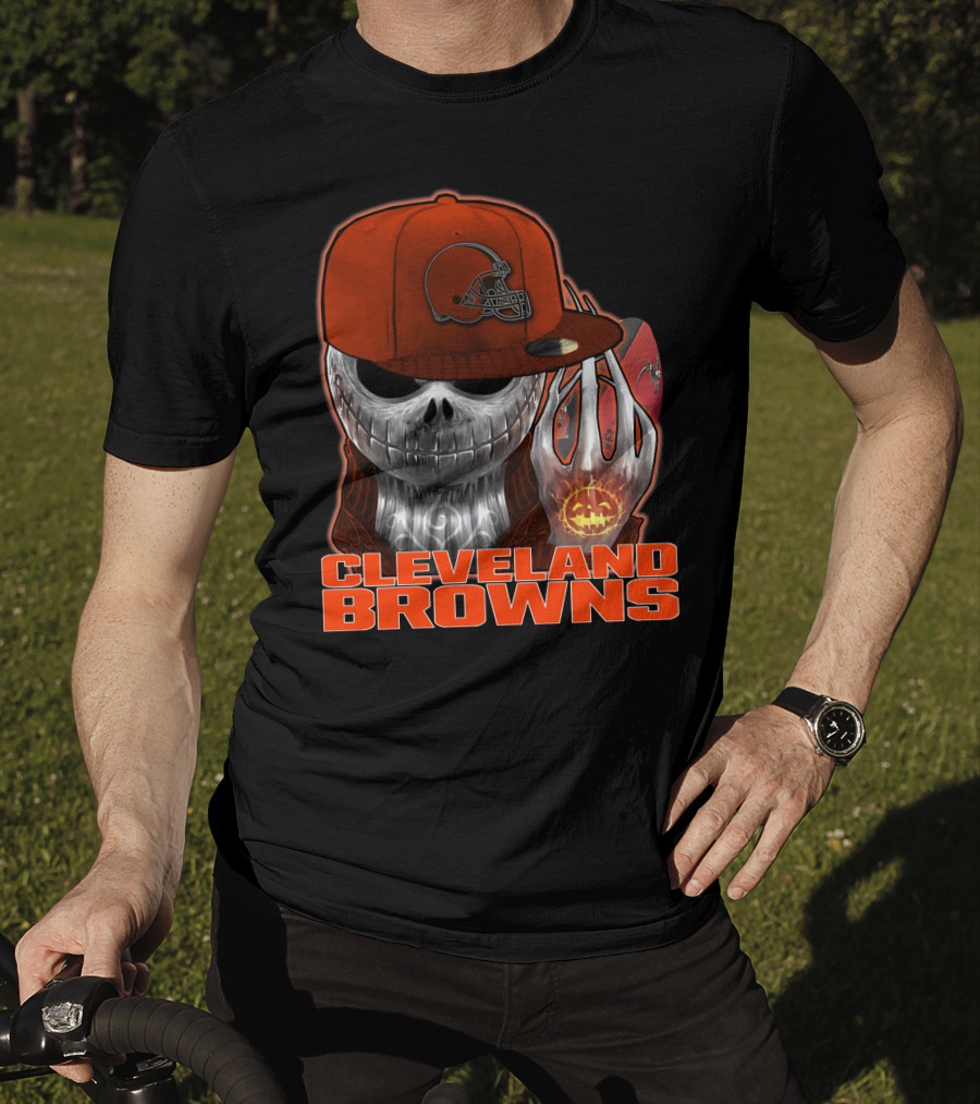 Jackskull CLEVELAND BROWNS Skull In Hat And Glowing Pumpkin Football T-Shirt