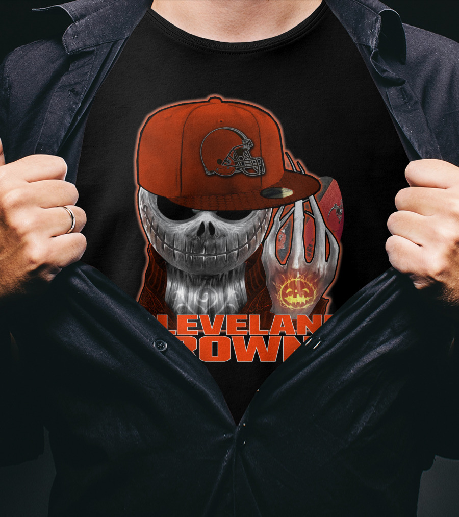 Jackskull CLEVELAND BROWNS Skull In Hat And Glowing Pumpkin Football T-Shirt