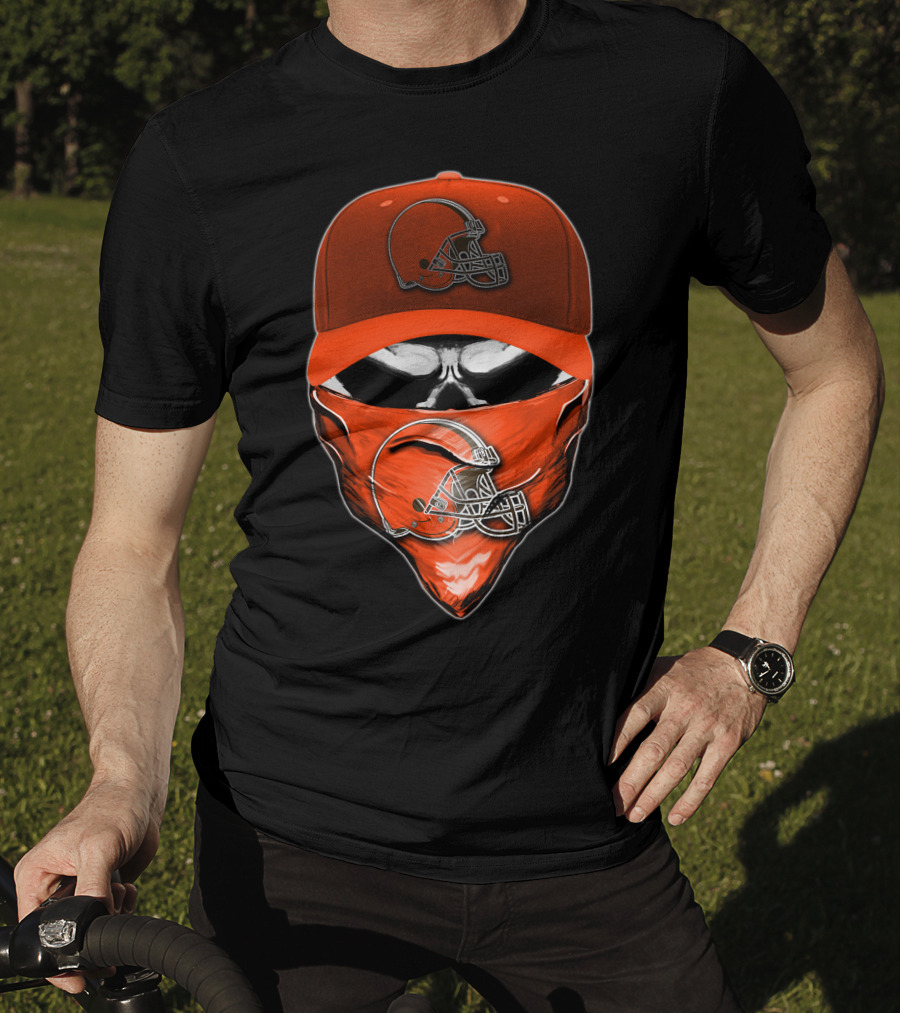 Skull Helmet Bandana CLEVELAND BROWNS Fan Gear T-Shirt