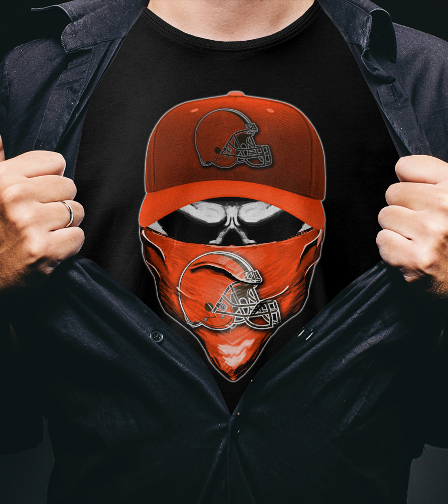 Skull Helmet Bandana CLEVELAND BROWNS Fan Gear T-Shirt