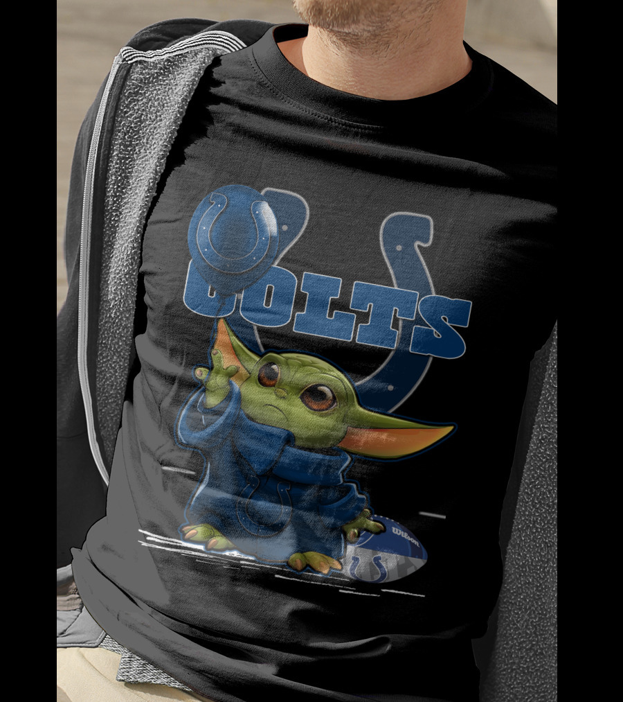 Yoda Holding Indianapolis Colts Helmet And Football T-Shirt