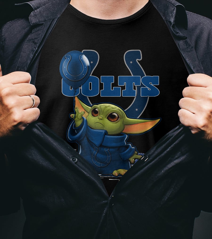 Yoda Holding Indianapolis Colts Helmet And Football T-Shirt