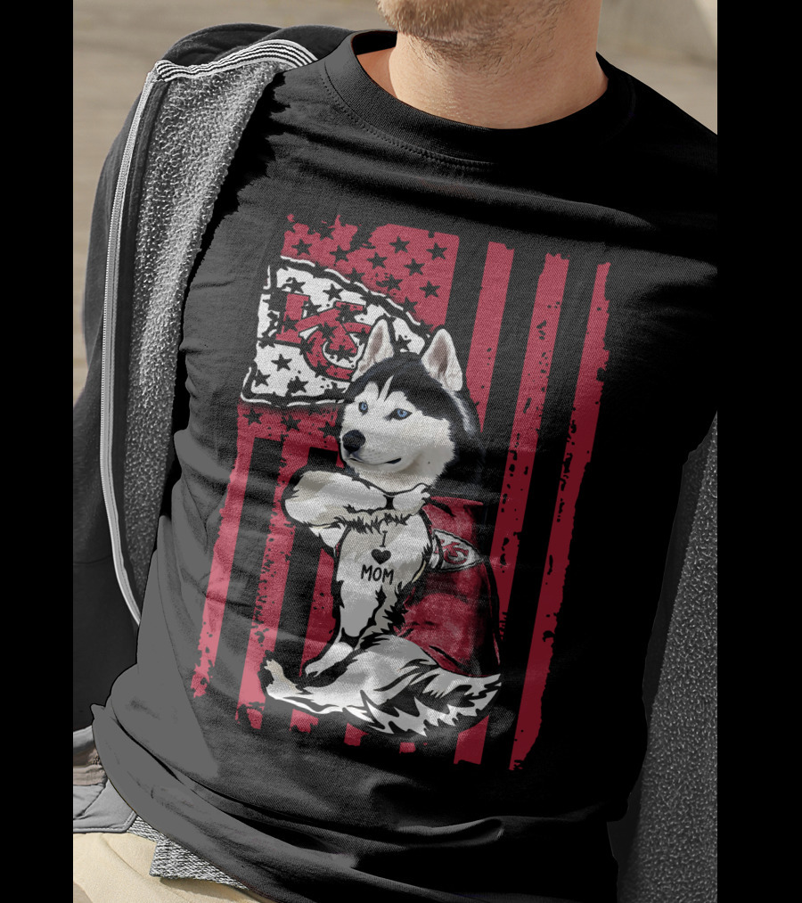 Siberian Husky Wearing Kansas City Chiefs Jersey With Flag Background Mom T-Shirt