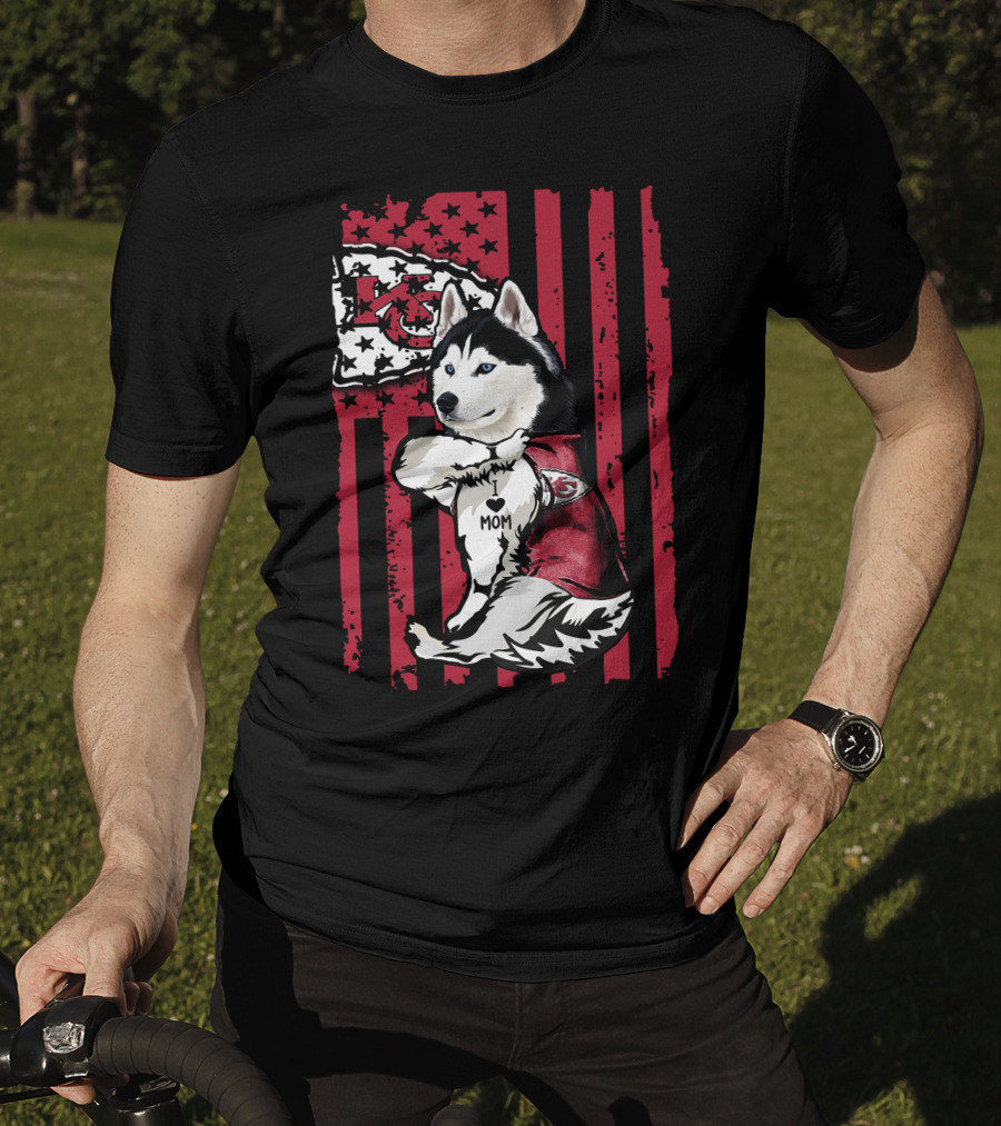 Siberian Husky Wearing Kansas City Chiefs Jersey With Flag Background Mom T-Shirt