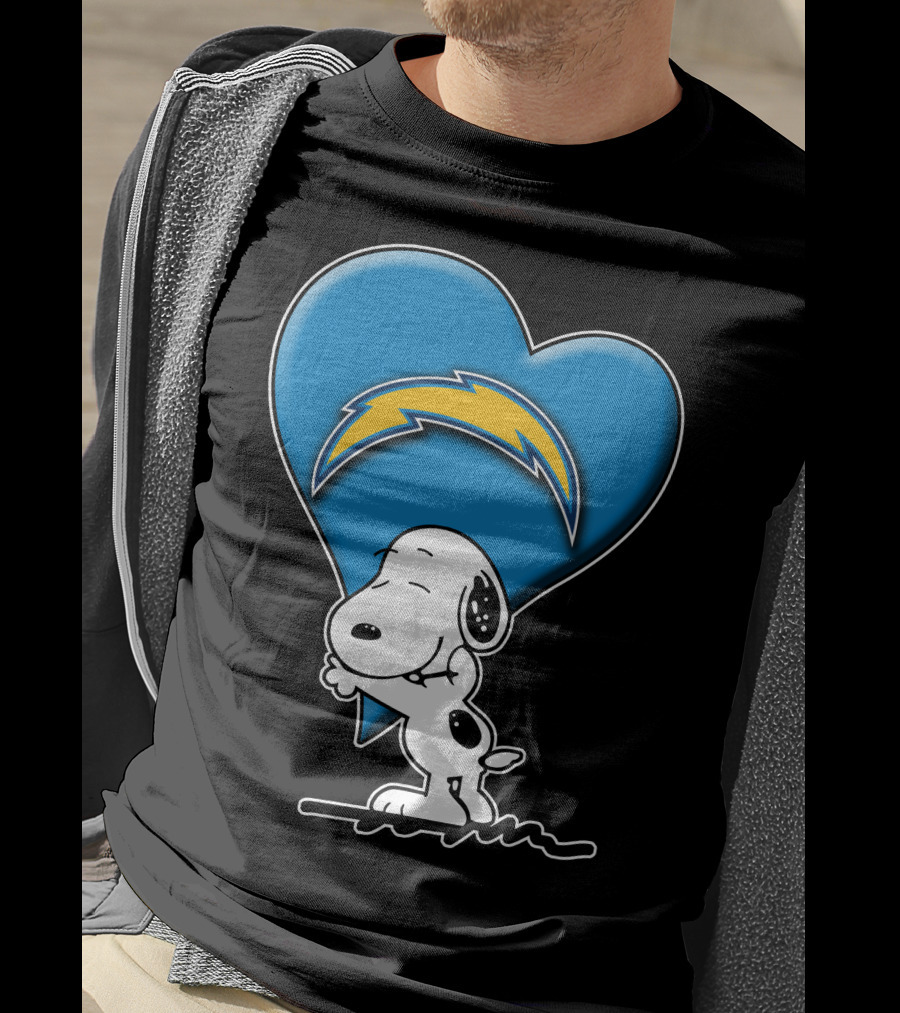 Snp V1 Los Angeles Chargers Snoopy Hugging Heart T-Shirt