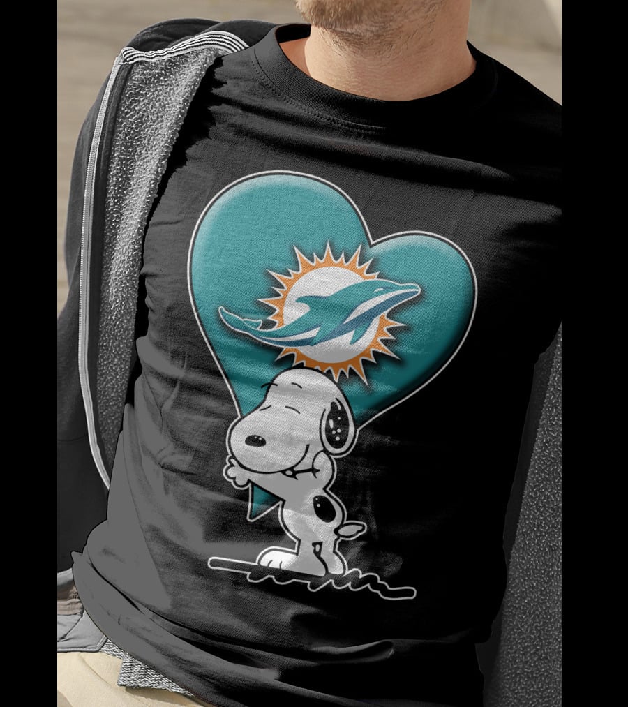 Snp V1 Snoopy Miami Dolphins Heart Hug T-Shirt