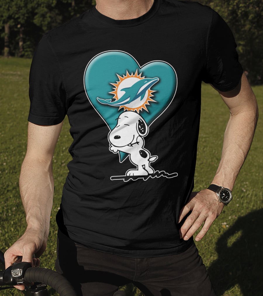 Snp V1 Snoopy Miami Dolphins Heart Hug T-Shirt