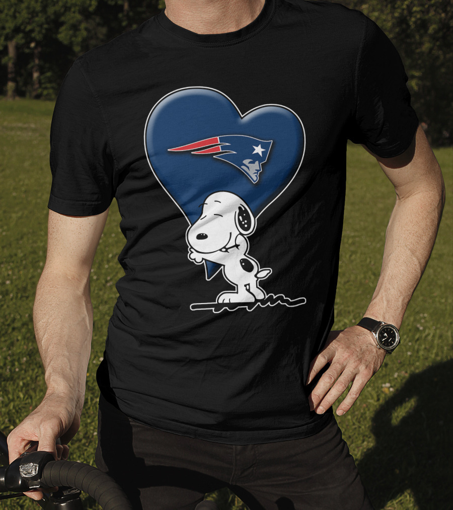 Snoopy Heart Hugging New England Patriots T-Shirt