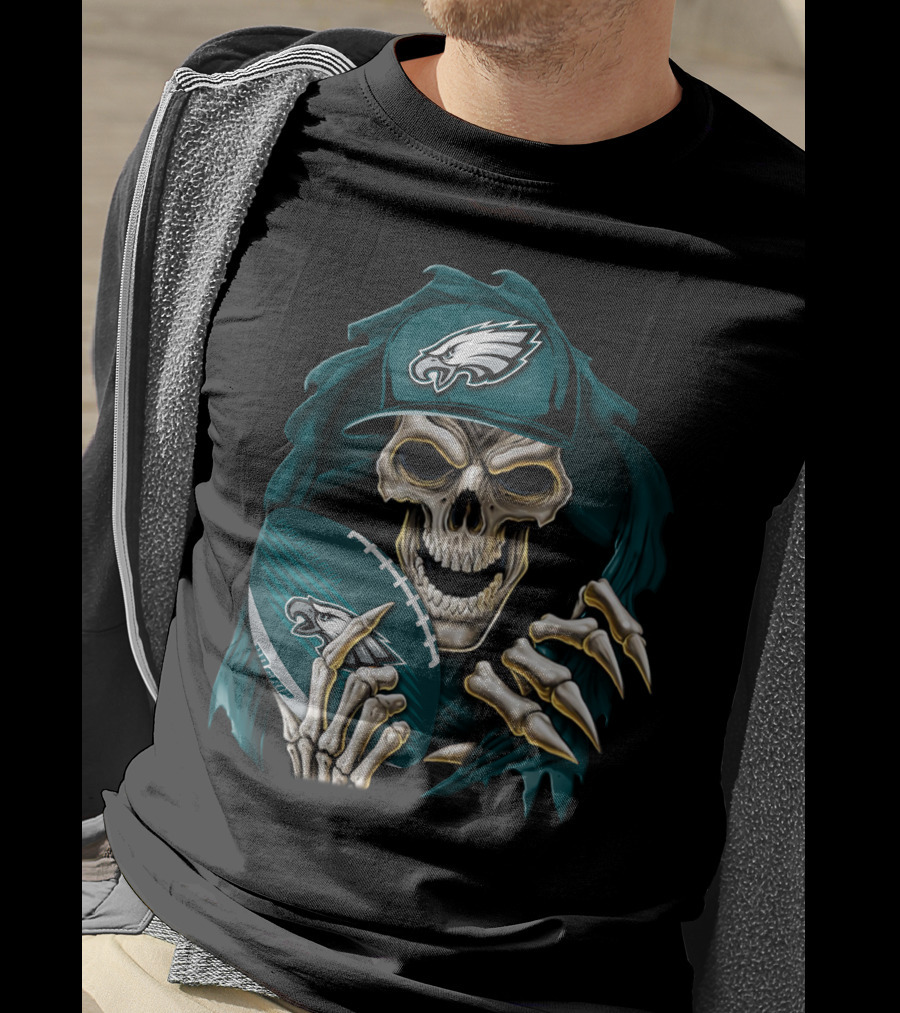 Philadelphia Eagles Skull Holding Football T-Shirt