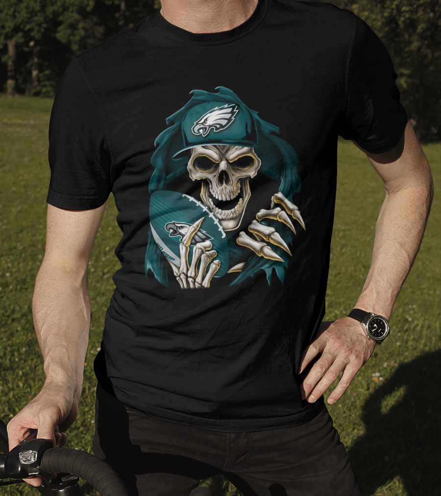 Philadelphia Eagles Skull Holding Football T-Shirt