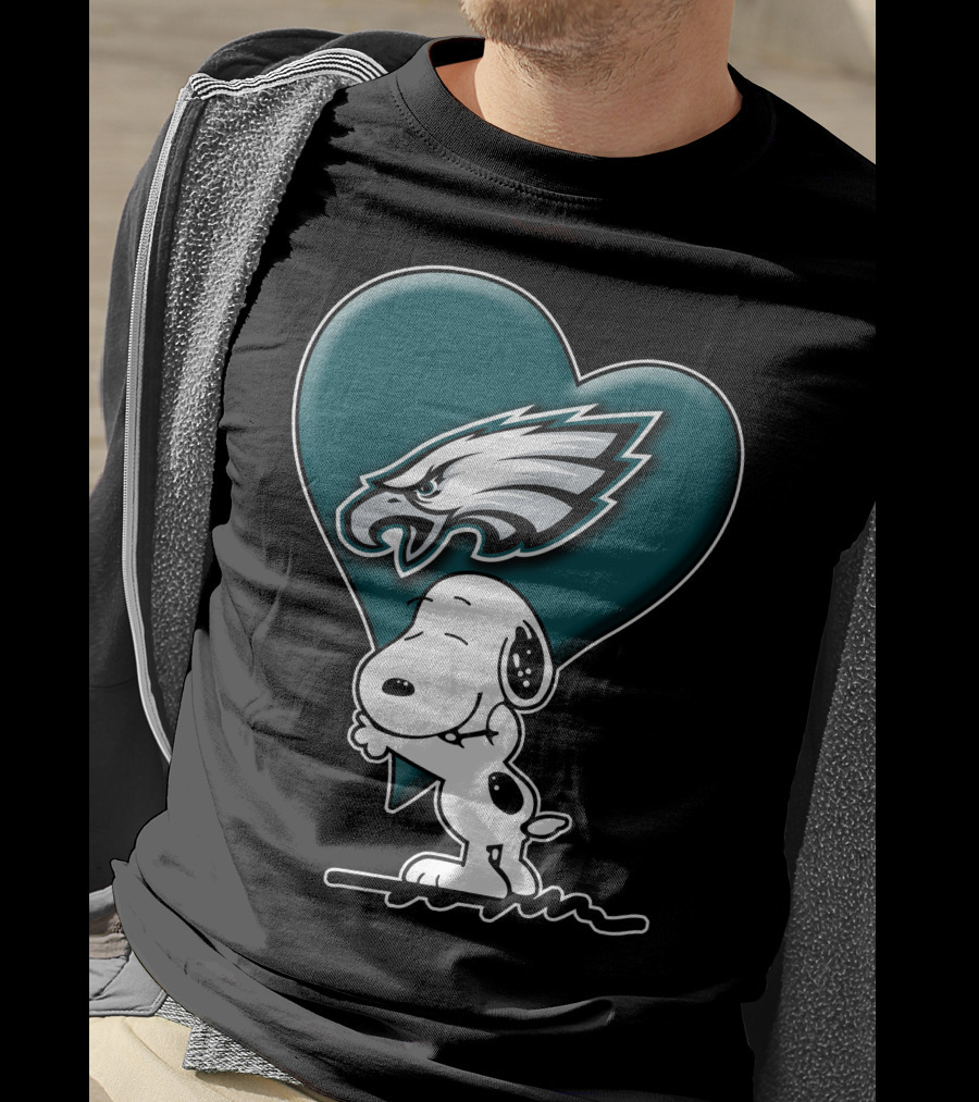 Snoopy Hugging Heart Philadelphia Eagles T-Shirt