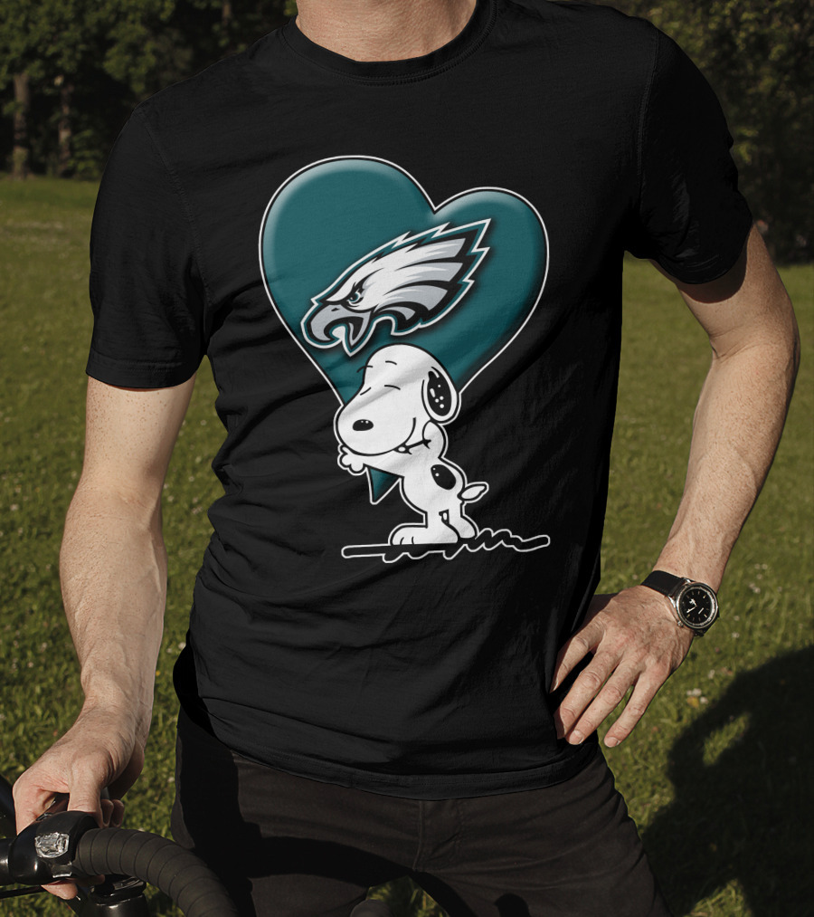 Snoopy Hugging Heart Philadelphia Eagles T-Shirt