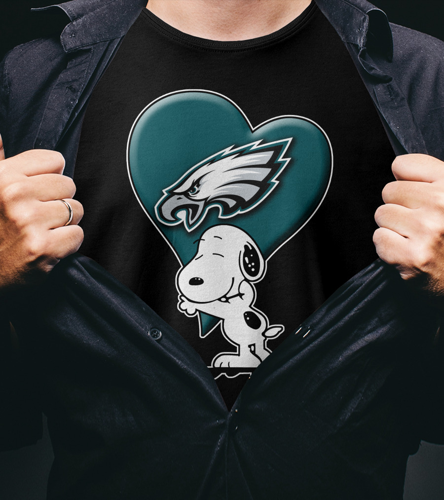 Snoopy Hugging Heart Philadelphia Eagles T-Shirt