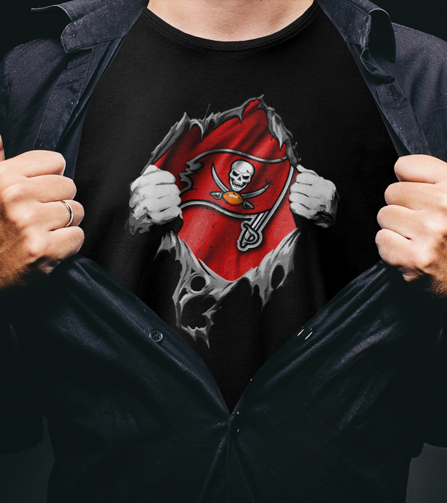 Torn V2 Tampa Bay Buccaneers Skull And Swords Flag T-Shirt