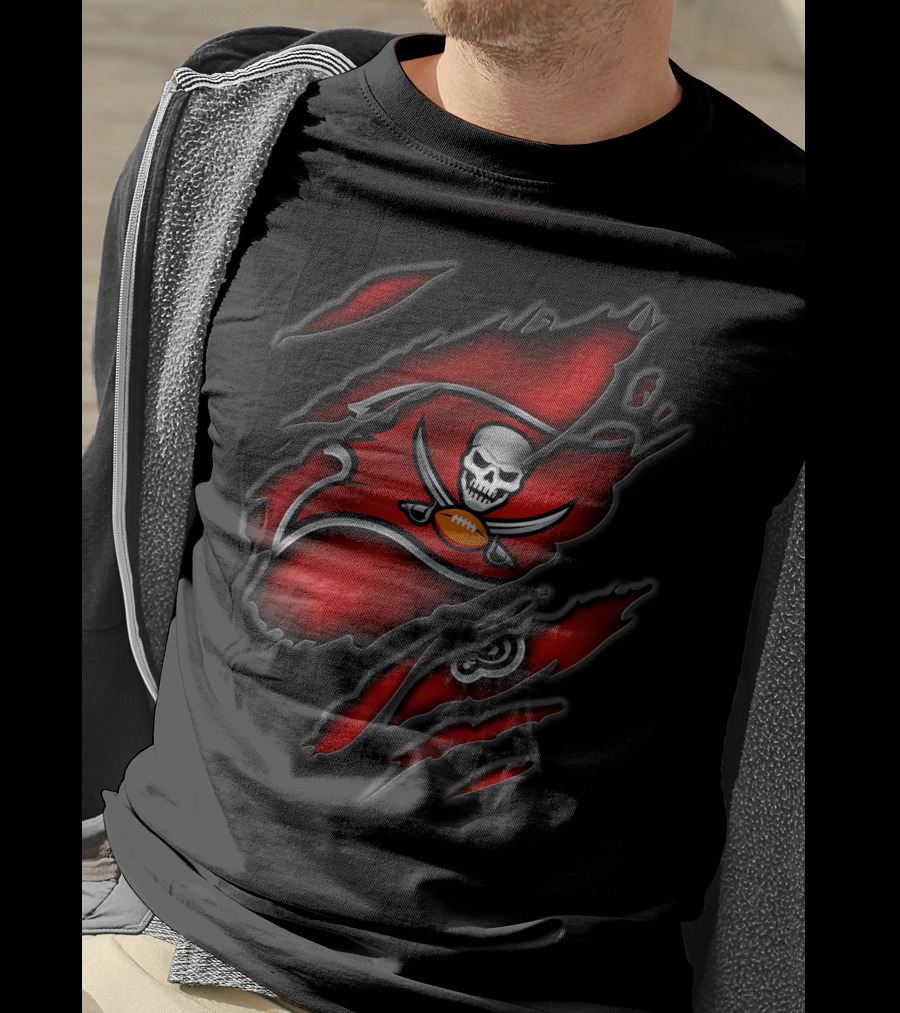 Torn V3 Tampa Bay Buccaneers Skull And Flag T-Shirt