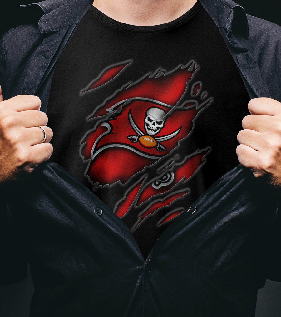 Torn V3 Tampa Bay Buccaneers Skull And Flag T-Shirt
