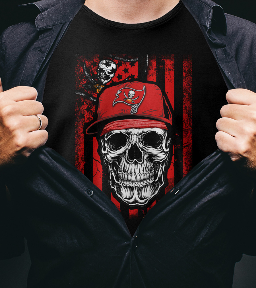 Skull With Tampa Bay Buccaneers Hat And Pirate Flag T-Shirt