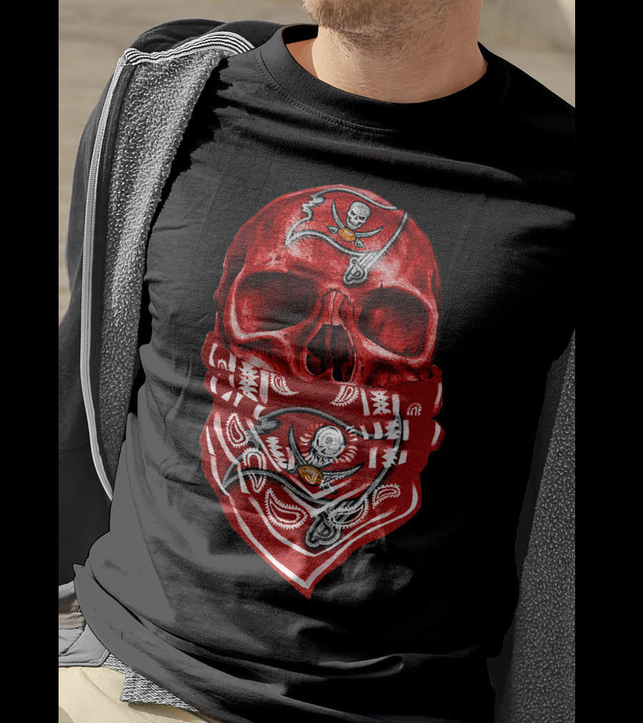 Skull V5 Tampa Bay Buccaneers Bandana Pirate Flag T-Shirt