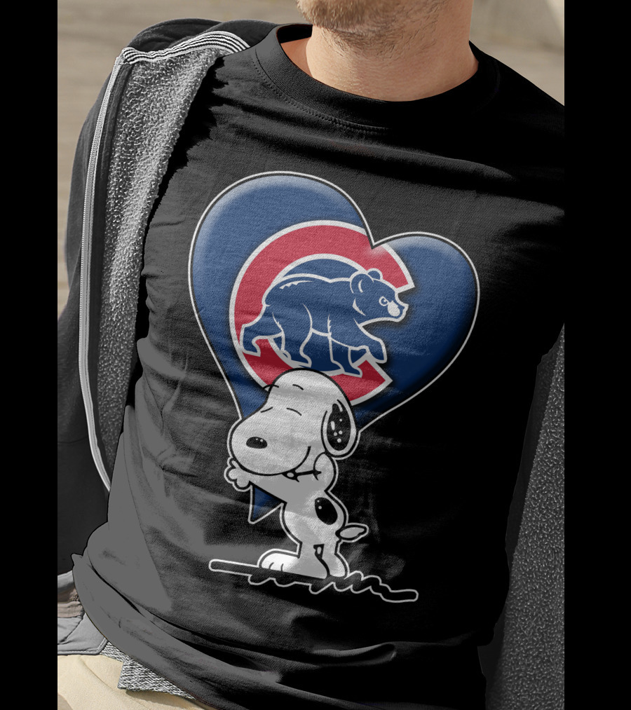 Snp V1 Chicago Cubs Snoopy Heart Hug T-Shirt