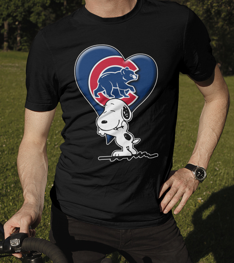 Snp V1 Chicago Cubs Snoopy Heart Hug T-Shirt