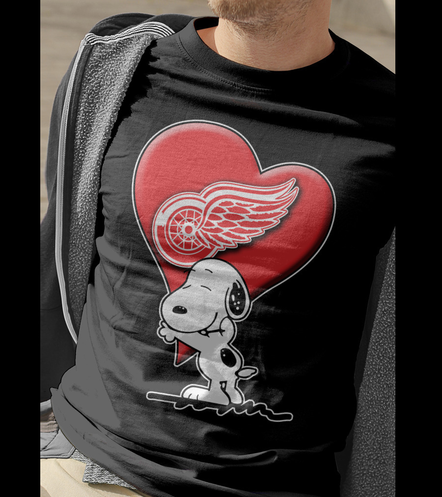 Snoopy Hugging Heart Detroit Red Wings T-Shirt