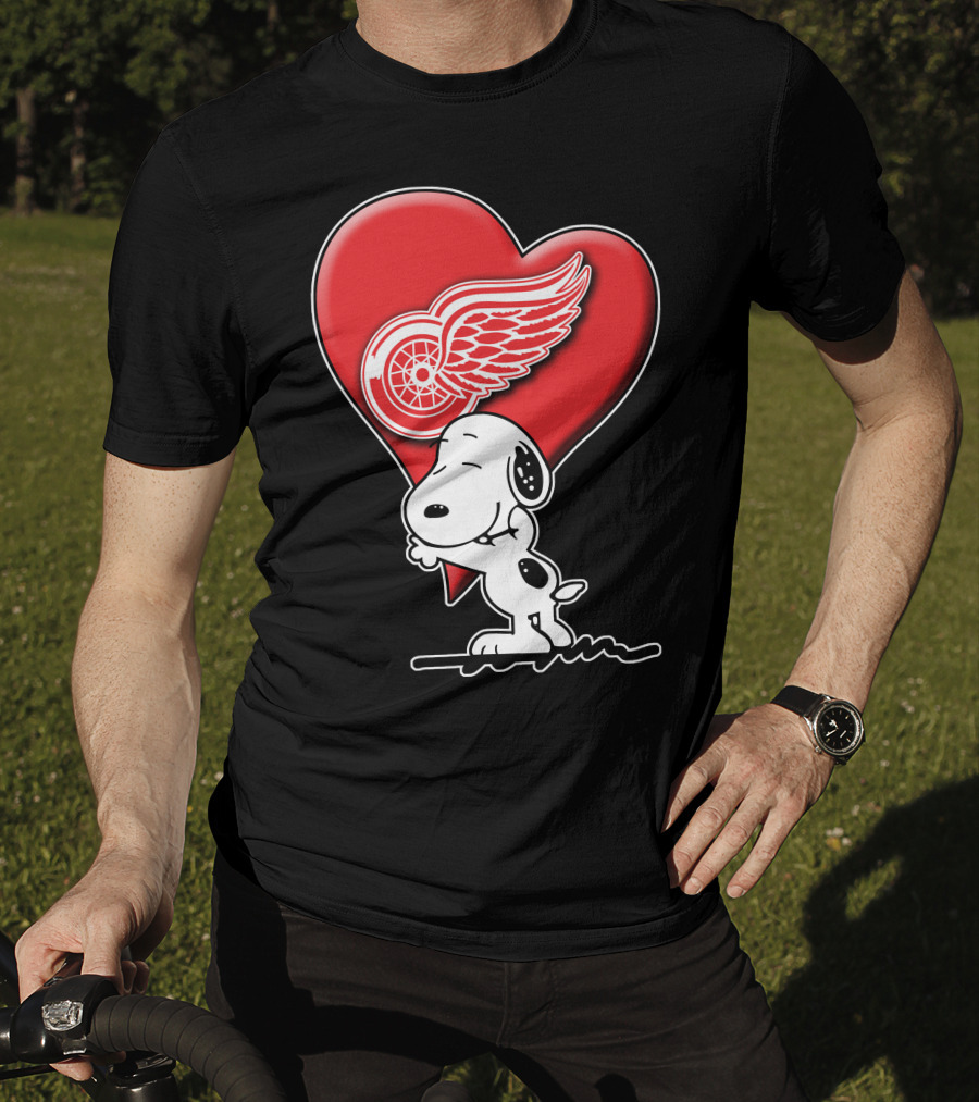 Snoopy Hugging Heart Detroit Red Wings T-Shirt
