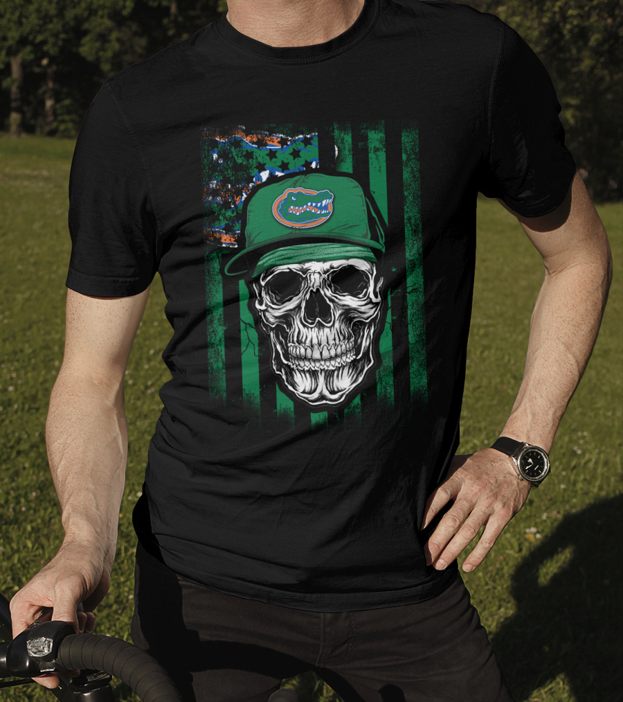 Skull With Florida Gators Hat On Grunge American Flag Background T-Shirt