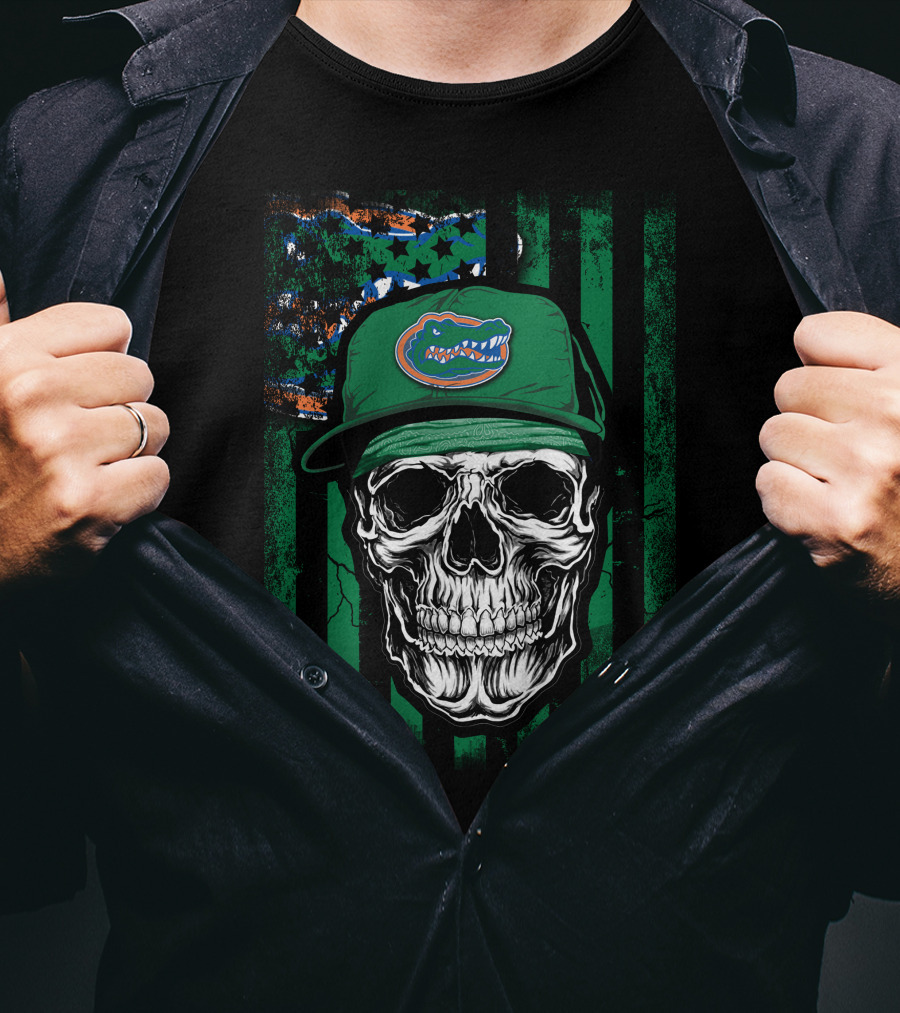 Skull With Florida Gators Hat On Grunge American Flag Background T-Shirt