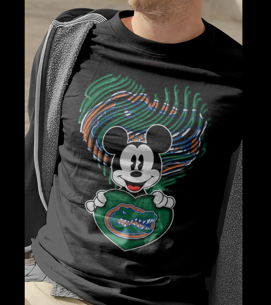 Mickey Mouse Holding Heart With Florida Gators T-Shirt