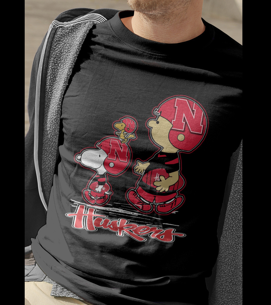 Snpfootball Nebraska Cornhuskers Huskers Charlie Brown Snoopy Woodstock Football Helmets T-Shirt
