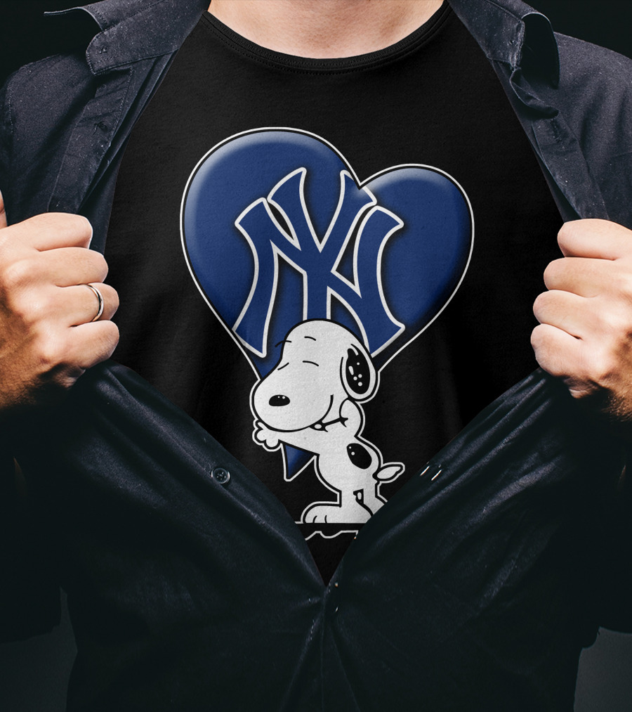 Snoopy Hugging Heart New York Yankees T-Shirt