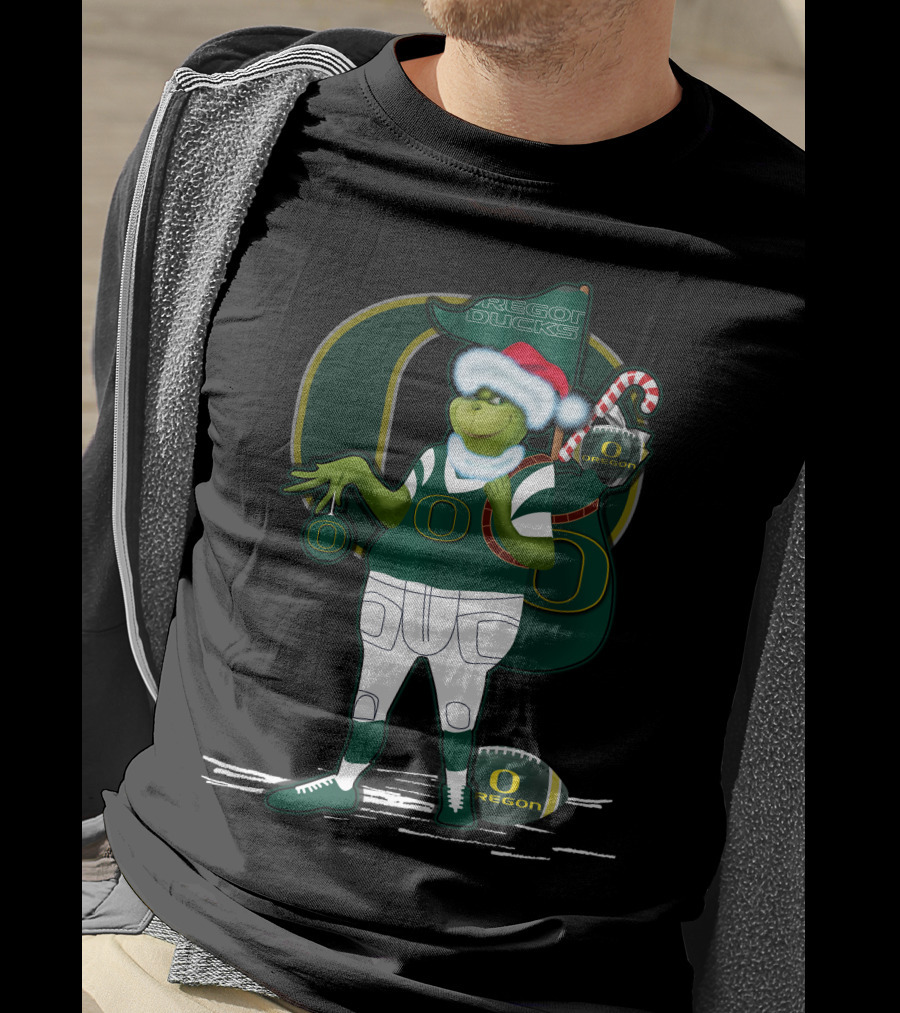Oregon Ducks Grinch Santa With Candy Cane And Football T-Shirt