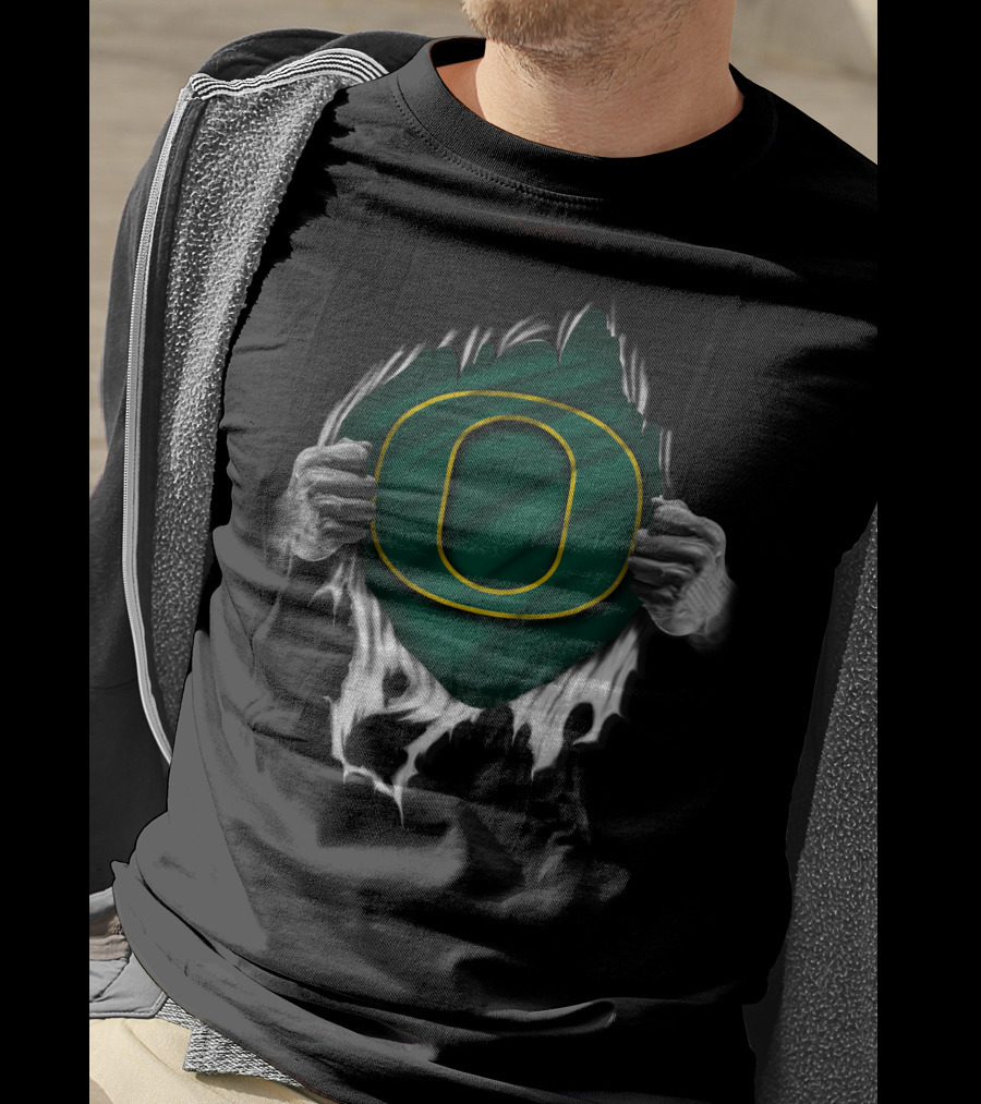 Oregon Ducks Torn Rip Look With Iconic O T-Shirt
