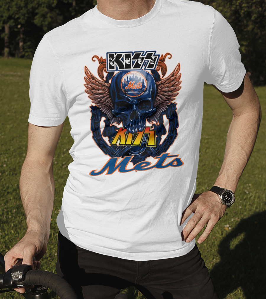 Kiss Mets Skull With Wings And Chain T-Shirt