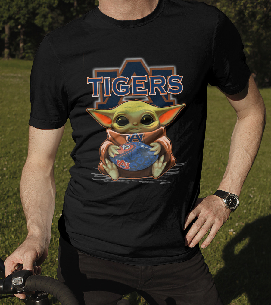 Auburn Tigers Yoda Holding Football Player T-Shirt