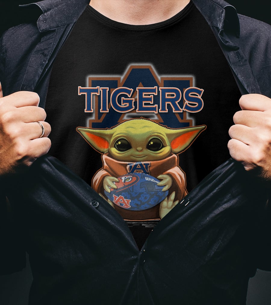 Auburn Tigers Yoda Holding Football Player T-Shirt